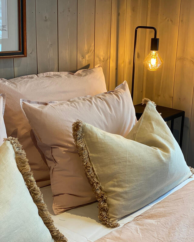 Cerci pyntepute fra Rebell er i 100 % lin. Fargen heter Gardenia - en luftig hvitfarge som gir hvile og pusterom. Akkurat hva et soverom trenger. For ekstra støtte til ryggen har vi hotellpute i størrelse 60x80. Begge hodeputer har putevar Breeze i dus rosa. 